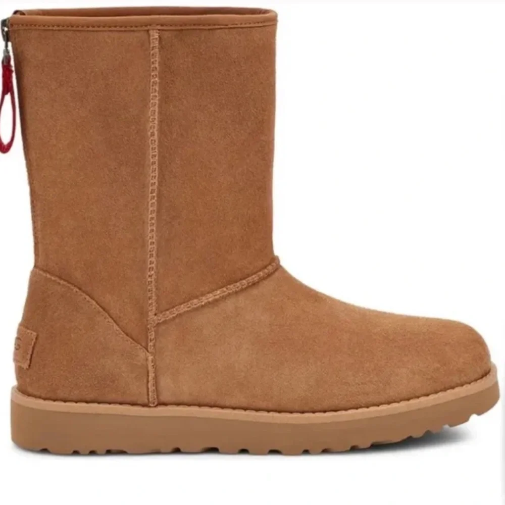NIB $180 UGG Classic Short Logo Boot in Chestnut - size 7!